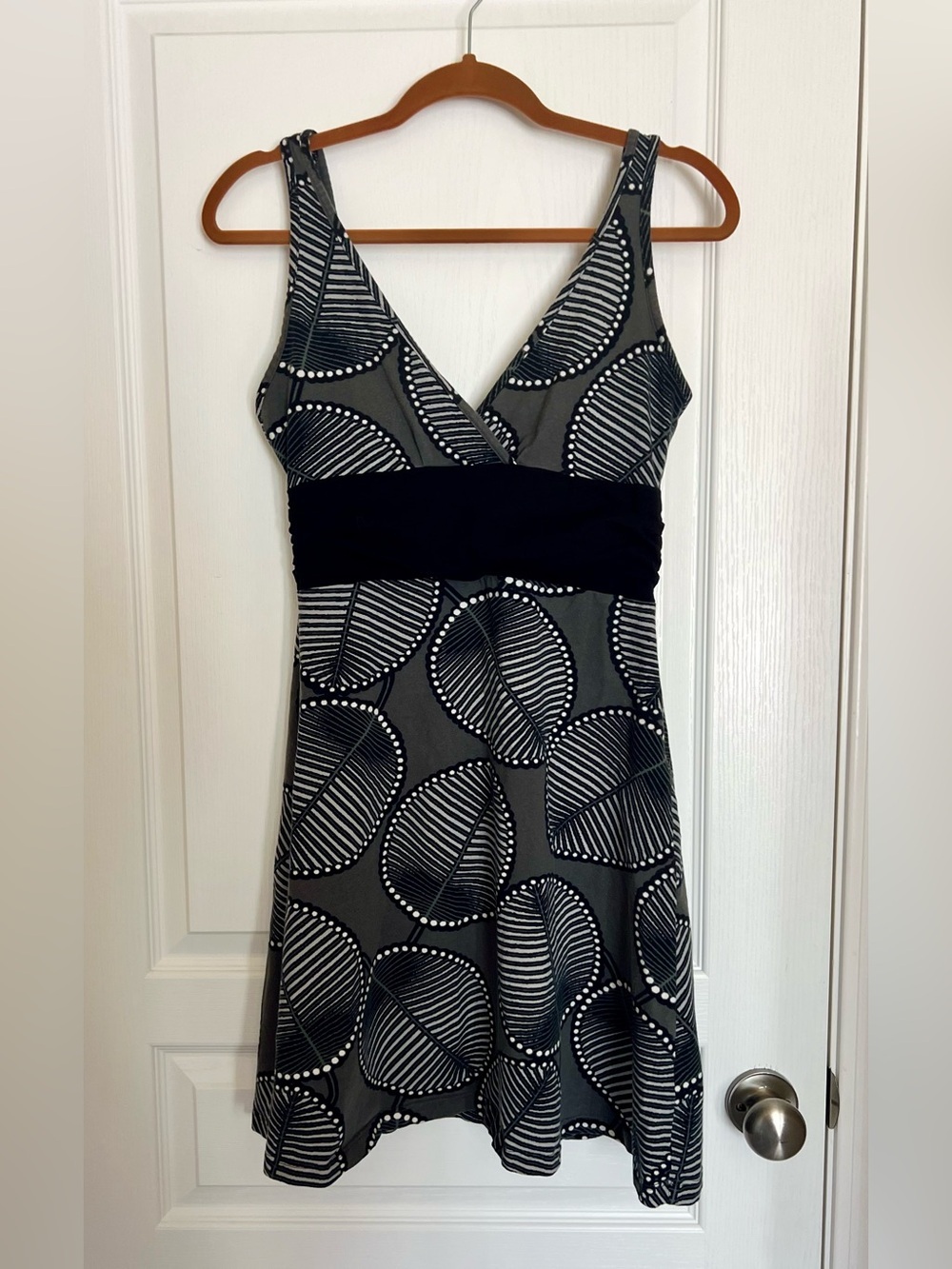 Patagonia Margot Athleisure Dress in Black and Gray Leaf Print size Medium